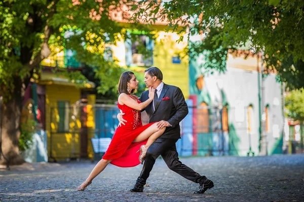 Argentine-Tango-in-Caminito-Street