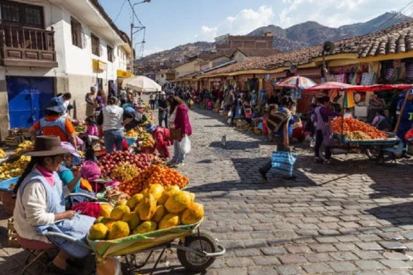 Biking-in-Peru-Pisac-Market-600x400-1