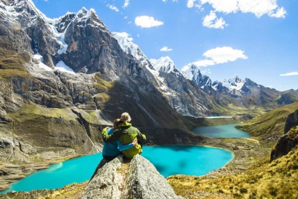 Cordillera-Huayhuash-stops-to-admire-the-scenery-600x400-1