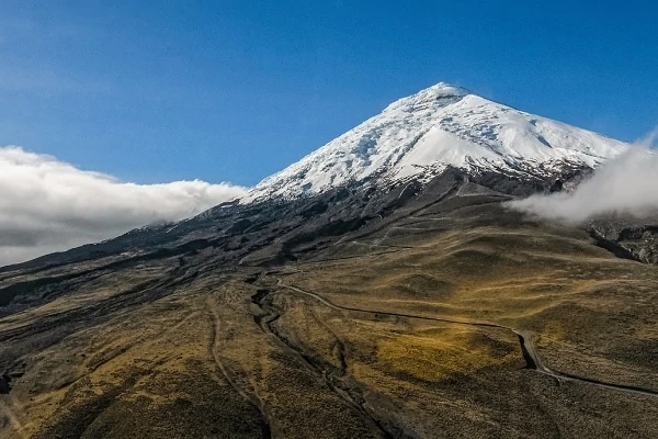 Cotapaxi-Mountain-Helicopter-Ride