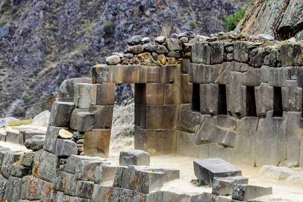 Ollantaytambo-Ruins-The-Sacred-Valley-Peru-600x400-1