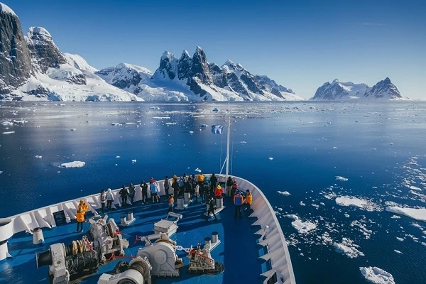 Short-Antarctic-Cruise-Panoramic-vview-of-Antarctica