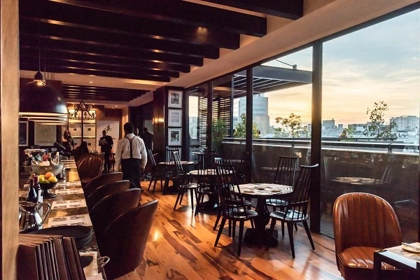 The-Singular-Hotel-Bar-Restaurant